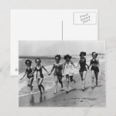 vrouwen die op het strand lopen briefkaart (Voorkant / Achterkant)