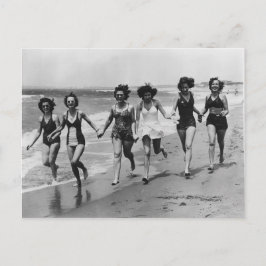 vrouwen die op het strand lopen briefkaart