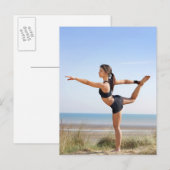 Vrouwen die op het strand yoga beoefenen briefkaart (Voorkant / Achterkant)