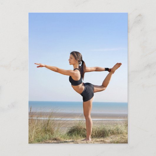 Vrouwen die op het strand yoga beoefenen briefkaart (Voorkant)