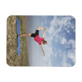 Vrouwen die op het strand yoga beoefenen magneet (Horizontaal)