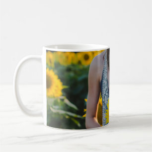 Vrouwen die op zonnebloemveld staan koffiemok