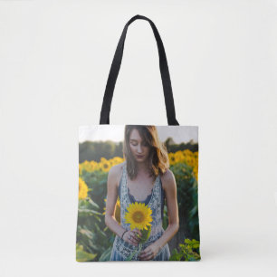 Vrouwen die op zonnebloemveld staan tote bag