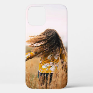 Vrouwen die overdag op het veld lopen Case-Mate iPhone case