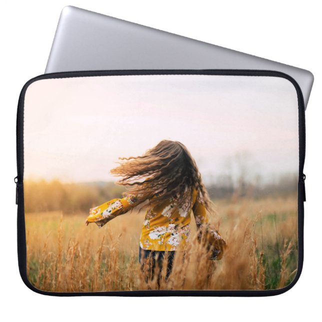 Vrouwen die overdag op het veld lopen laptop sleeve (Voorkant)