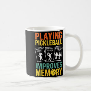 Vrouwen die pickleball spelen verbeteren geheugen koffiemok