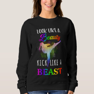 Vrouwen die T-shirt kickboxen, zien er uit als een