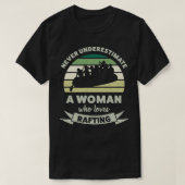 Vrouwen die van Rafting Funny houden geven vrouw T-shirt (Design voorkant)