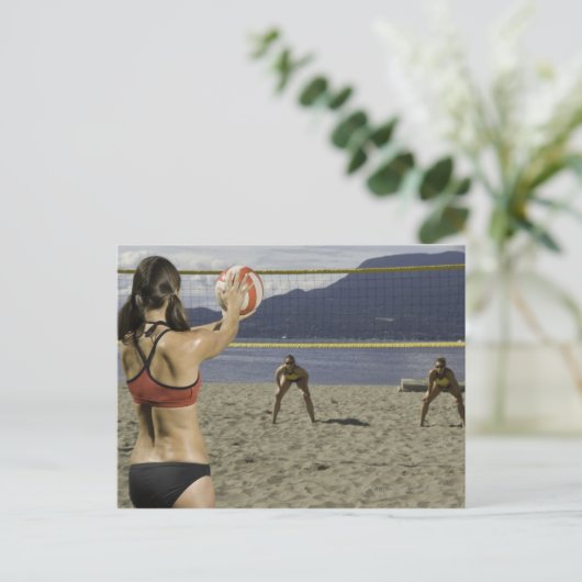 Vrouwen die volleybal spelen op het strand briefkaart (Staand voorkant)