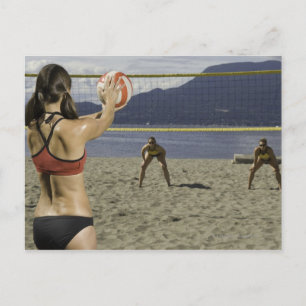 Vrouwen die volleybal spelen op het strand briefkaart