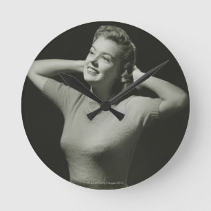 Vrouwen die zich verplaatsen ronde klok