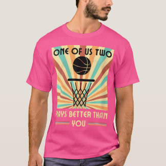 Vrouwen Een van ons twee speelt beter dan je baske T-shirt