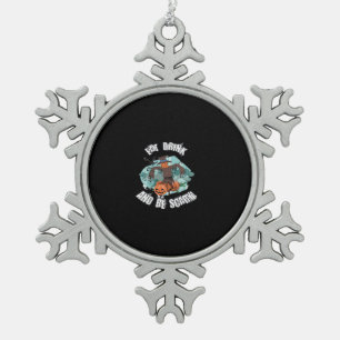 Vrouwen Eet, Drink En Wees Vreselijk Halloween Mod Tin Sneeuwvlok Ornament
