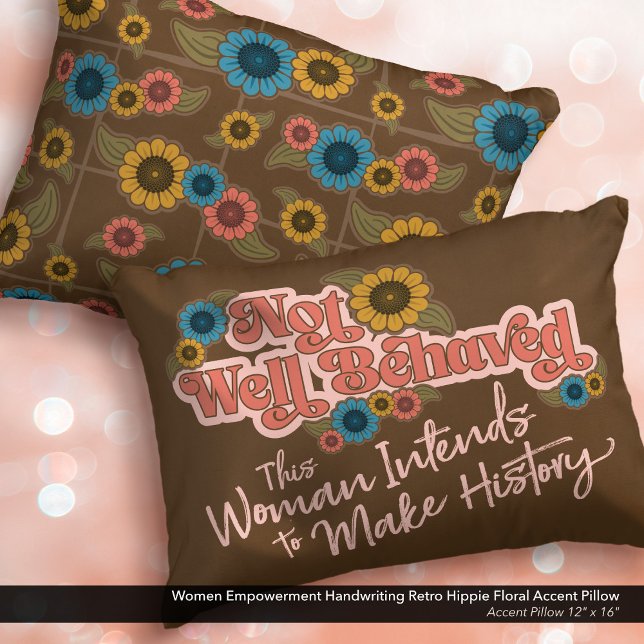 Vrouwen Empowerment Handschrift Retro Hippie Bloem Accent Kussen (Not Well Behaved - Women's Empowerment Throw Pillow with a Hippie Floral Design.)