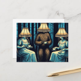 Vrouwen en Sasquatch in de Forest Lampshade Petten Briefkaart