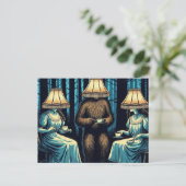 Vrouwen en Sasquatch in de Forest Lampshade Petten Briefkaart (Staand voorkant)