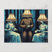 Vrouwen en Sasquatch in de Forest Lampshade Petten Briefkaart (Voorkant)