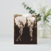  vrouwen gekleed als spinwebs briefkaart (Staand voorkant)