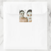 Vrouwen glimlachen in schoonheidsmaskers vierkante sticker (Tas)