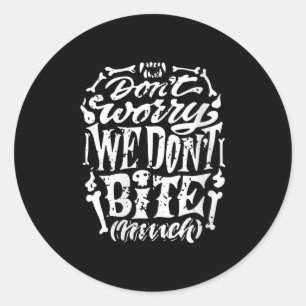 Vrouwen Grappig Skeleton Grap We bijten niet veel Ronde Sticker