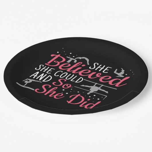 Vrouwen gymnastiek - ze geloofde dat ze kon papieren bordje (Gekanteld)