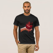 vrouwen hand houden bloederige hart gebroken Art T-shirt (Voorkant volledig)