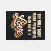 Vrouwen. Het enige dat machtiger is dan haat is... Fleece Deken (Voorkant (Horizontaal))