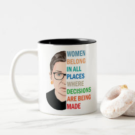 Vrouwen horen op alle plaatsen bij Ruth Bader Gins Tweekleurige Koffiemok
