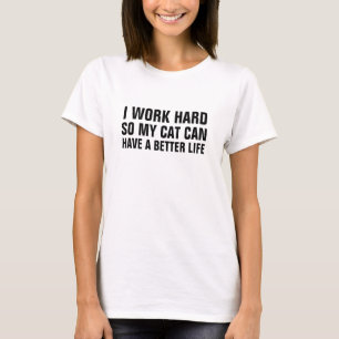 Vrouwen ik werk hard zodat mijn kat een betere li t-shirt