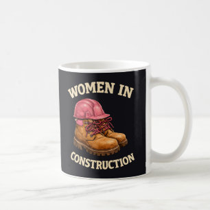 Vrouwen in bouwwerklaarzen en veiligheidshelm koffiemok