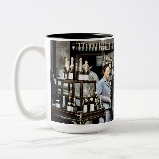 Vrouwen in de Bar Aboard RMS Queen Mary 1939 Art Tweekleurige Koffiemok (Links)