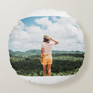 Vrouwen in de buurt van bomen rond kussen