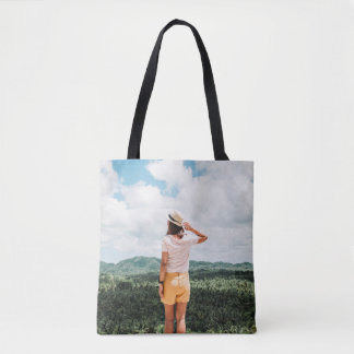 Vrouwen in de buurt van bomen tote bag