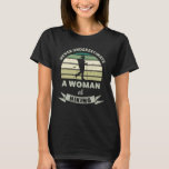 Vrouwen in het Hiking Funny Hiker Gifts Wife T-shirt<br><div class="desc">Onderschat nooit een vrouw bij Hiking. Grappig geschenk,  ideaal voor vrouwen/Hiker die graag hekken en bergen. Het wordt kerstcadeau,  verjaardagsgeschenk of moederdag voor je vrouw of verloofde.</div>