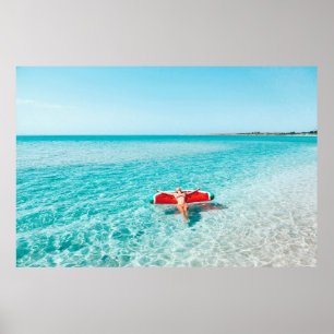 Vrouwen in het zee. Meisje relaxing op i Poster