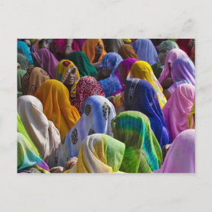 Vrouwen in kleurrijke saris komen bij elkaar briefkaart