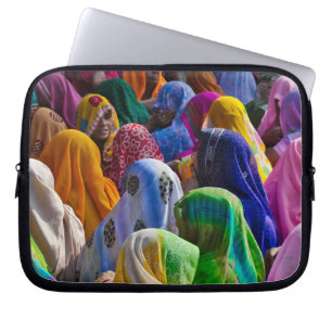 Vrouwen in kleurrijke saris komen bij elkaar laptop sleeve