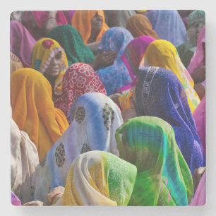 Vrouwen in kleurrijke saris komen bij elkaar stenen onderzetter
