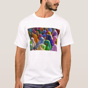Vrouwen in kleurrijke saris komen bij elkaar t-shirt