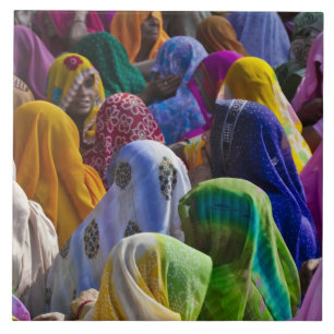 Vrouwen in kleurrijke saris komen bij elkaar tegeltje