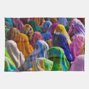 Vrouwen in kleurrijke saris komen bij elkaar theedoek