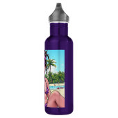 Vrouwen in Paarse bikini en bandanna op het strand Waterfles (Rechts)