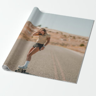 Vrouwen in wit shirt die morgenochtend op de weg r cadeaupapier