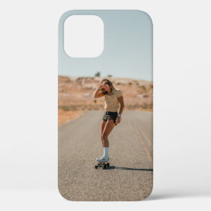 Vrouwen in wit shirt die morgenochtend op de weg r Case-Mate iPhone case