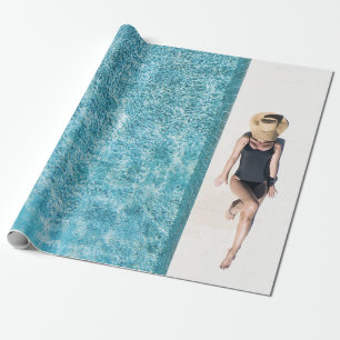 Vrouwen in zwarte bikini onderste en witte pet cadeaupapier