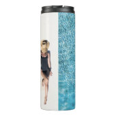 Vrouwen in zwarte bikini onderste en witte pet thermosbeker (Achterkant)