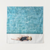 Vrouwen in zwarte bikini onderste en witte pet wandkleed (Voorkant (horizontaal))