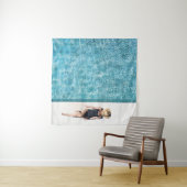 Vrouwen in zwarte bikini onderste en witte pet wandkleed (In Situ (horizontaal))