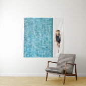 Vrouwen in zwarte bikini onderste en witte pet wandkleed (In situ)