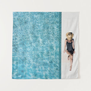 Vrouwen in zwarte bikini onderste en witte pet wandkleed